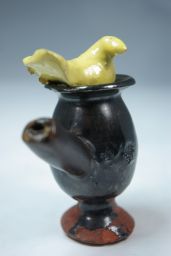 Sifflet à eau en forme de vase surmonté d'un oiseau © MuCEM / Pierre Catanès