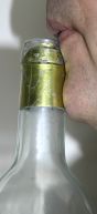 Excitation « comme une flûte » d’un résonateur de Helmholtz. La bouteille bordelaise est un très bon exemple de résonateur de Helmholtz. © PHASE, Université de Toulouse