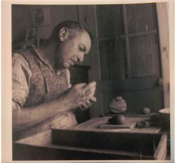 Marcel Dupont modelant un sifflet dans les années 1960. © Tous droits réservés