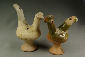 Sublets en forme de coq et poule, sifflets à eau, Nibelle, début du XVIIe siècle. Coll. particulière. © Pierre Catanès