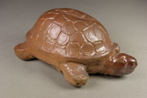 Tirelire en forme de tortue proche du sifflet 1956.126.165, Malicorne, début du XXe siècle. Coll. particulière. © Pierre Catanès