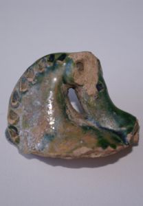 Fragment moulé de sifflet en forme de protomé de cheval. Fosses (Val-d’Oise), Île-de-France, 1re moitié du XVIe siècle. Marseille, MuCEM (1994.44.396). © MuCEM / Pierre Catanès