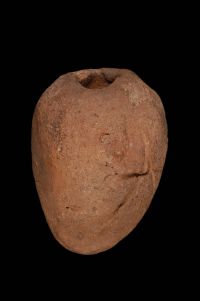 Sifflet globulaire appelé payam, Cameroun, ethnie Fali, XXe siècle. Paris, musée du quai Branly (71.1938.46.520). © musée du quai Branly