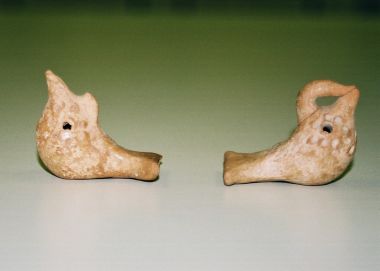 Sifflets, Anatolie, 1re moitié du IIe millénaire av. J.-C. Hanau-Wilhelmsbad, Hessisches Puppenmuseum (RAZ 448 et MAZ 511). © Pierre Catanès