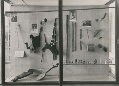 La vitrine des instruments de musique dans la salle d'exposition permanente consacrée à l'Europe au musée de l'Homme dans les années 1970. Paris, Archives du Muséum national d'histoire naturelle. © MNHN