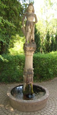 La fontaine de Saint-Gangolf à Schweighouse surmontée de la statue du Saint érigée en 1788. © Odile Schaffhauser