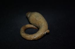 Sifflet globulaire en forme de serpent © MuCEM / Pierre Catanès